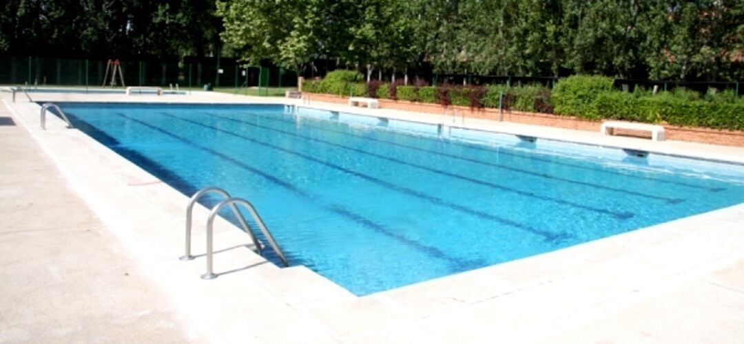 El suceso ocurrió en la piscina municipal mientras la víctima pasaba el día