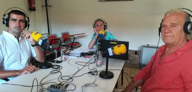 Ignacio García, director del Festival y Lluís Homar junto a la periodista de la Sección de Cultura de la Cadena SER, Marta García, durante la conexión en cadena con Pedro Blanco, coincidiendo con la inauguración del certamen almagreño. Palacio del Valdeparaíso