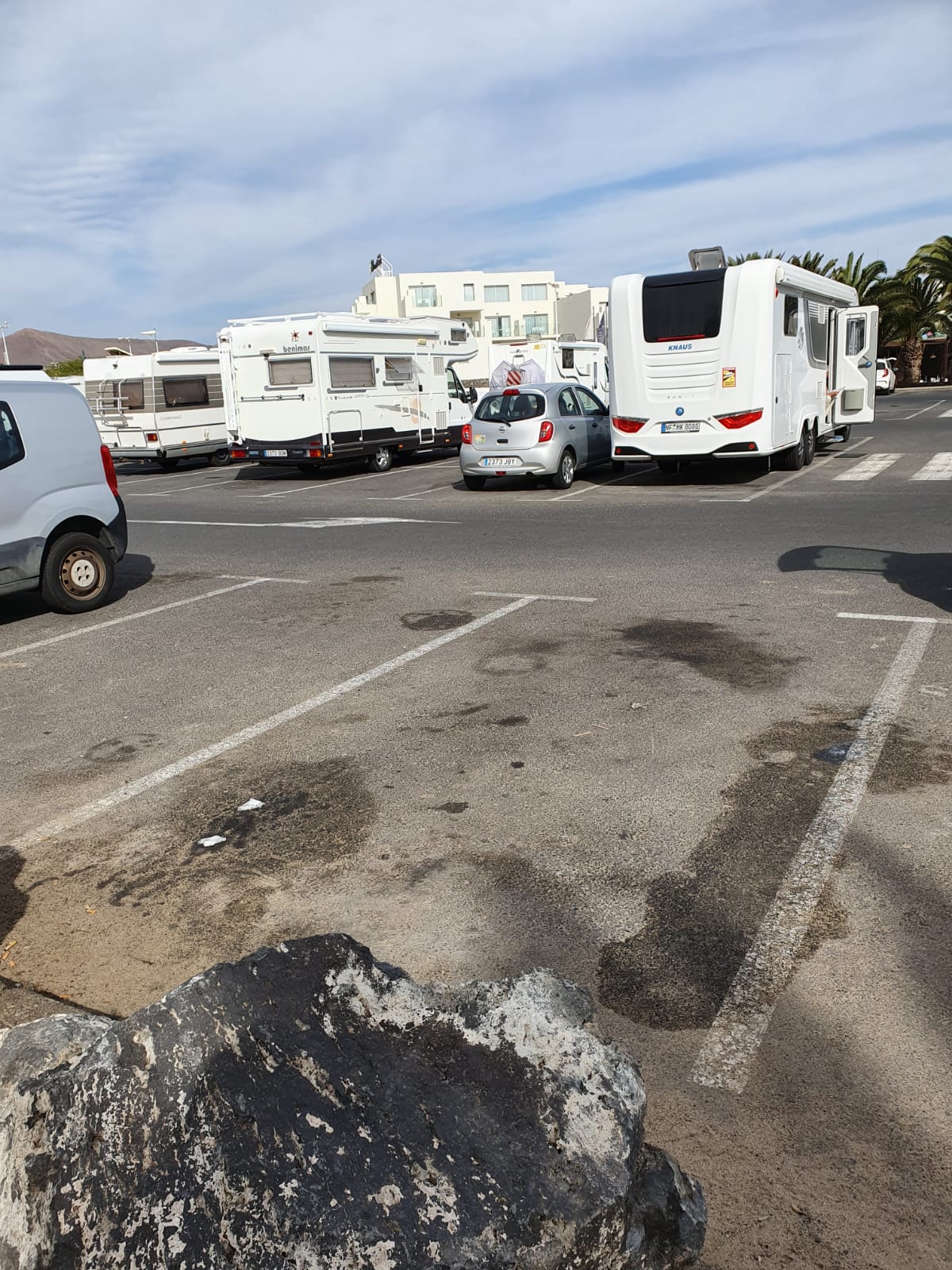 Autocaravanas en el aparcamiento de la playa de &#039;Los Charcos&#039;.