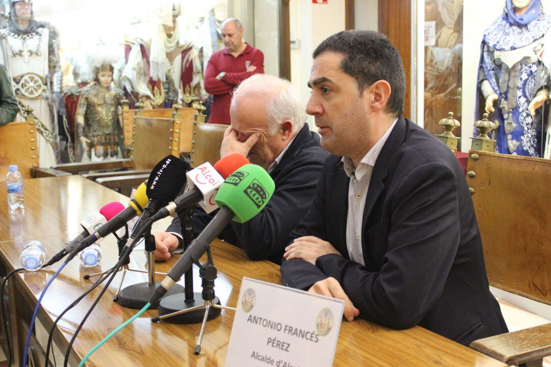Antonio Francés, alcalde de Alcoy, y Juan José Olcina, presidente de la Asociación de San Jorge, en el momento de anunciar la suspensión de las fiestas de Moros y Cristianos hace un año