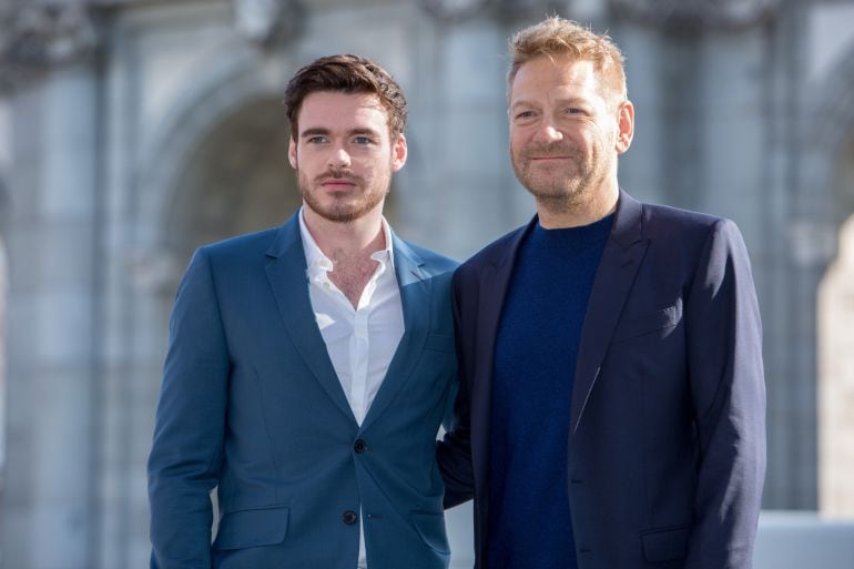 El actor Richard Madden y el director Kenneth Branagh, en la Puerta de Alcalá de Madrid.