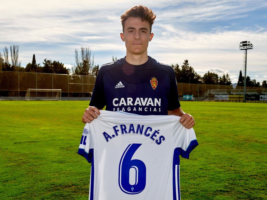 Francés posa con su nueva camiseta con el número "6"