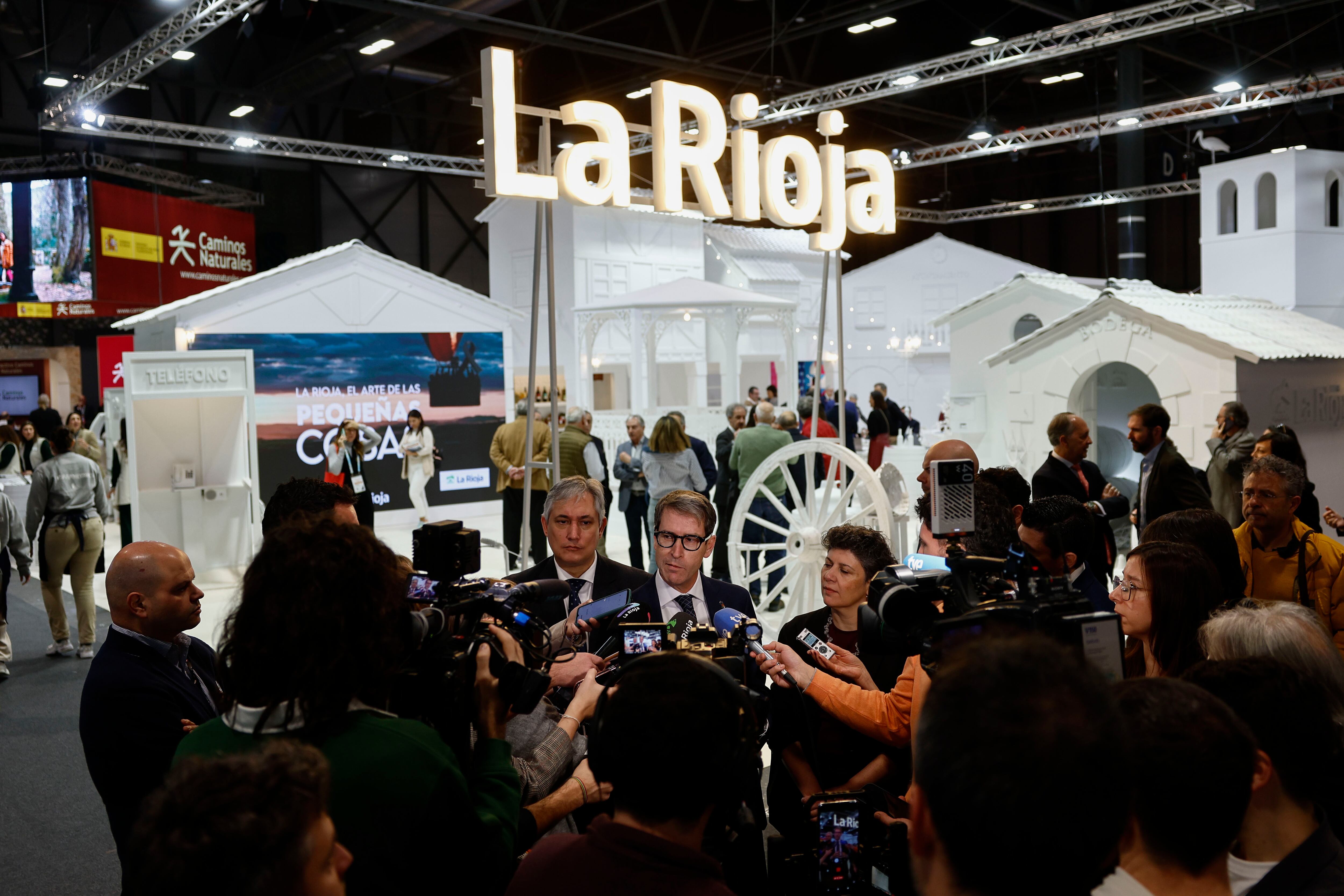 MADRID, 22/01/2026.- El presidente de La Rioja, Gonzalo Capellán, atiende a los medios este jueves en el que se ha inaugurado la 46ª edición de la Feria Internacional de Turismo (Fitur), en el centro de exposiciones y convenciones IFEMA de Madrid. EFE/Rodrigo Jimenez