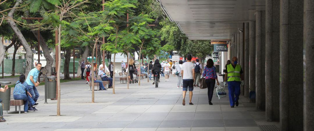 Varias personas pasean y hacen sus compras en la zona comercial de Mesa y López en Las Palmas de Gran Canaria 
