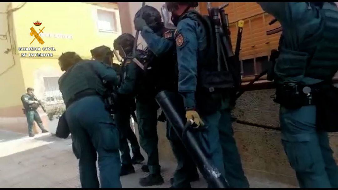 Agentes de la Guardia Civil realizan registros en las localidades sevillanas de Los Palacios y Villafranca, las pedanías de El Trobal y Los Chapatales, y en Pinzón, pedanía de la localidad de Utrera, en una operación contra el tráfico de marihuana