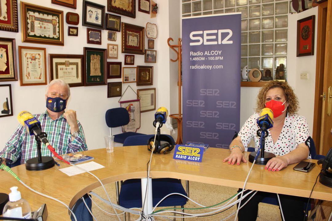 Paco Aznar y Pepa Prats en el estudio central de Radio Alcoy