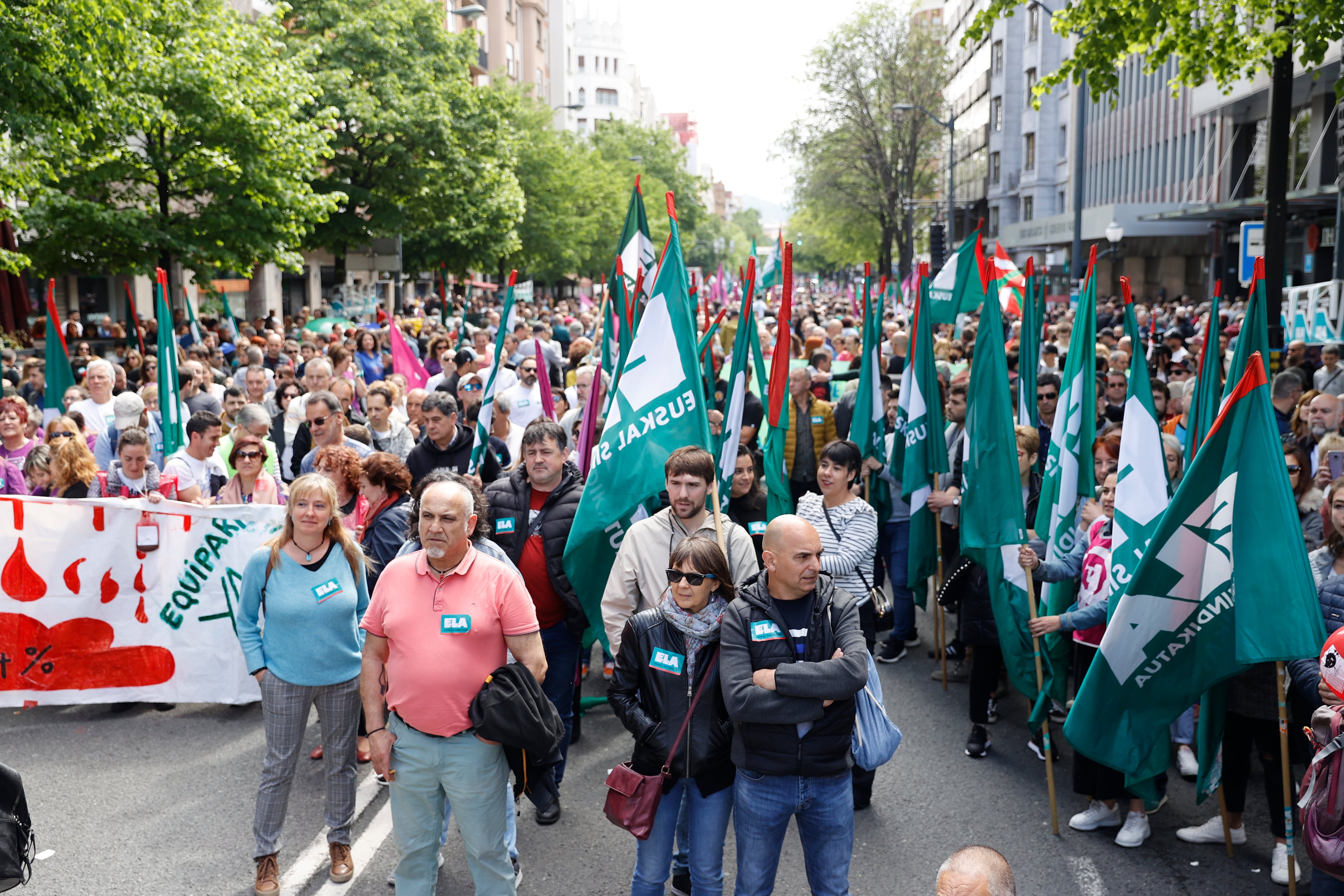 BILBAO, 01/05/2023.- Simpatizantes del sindicato ELA participan en una manifestación convocada para celebrar el Día Internacional del Trabajador este lunes en Bilbao. EFE/ Luis Tejido
