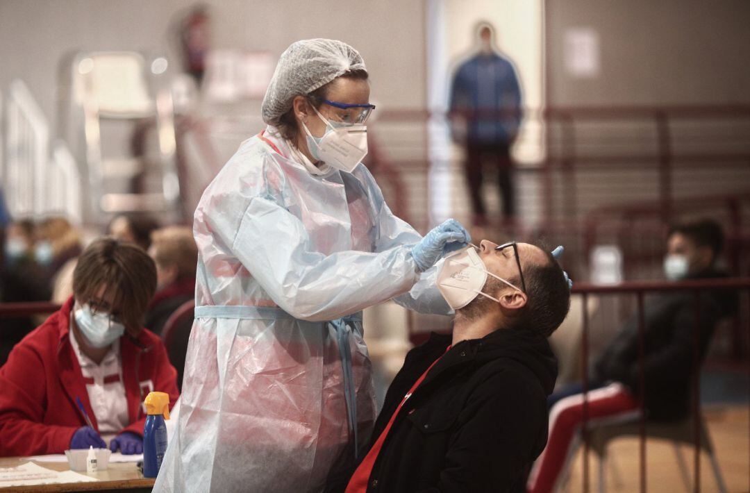 Un sanitario realiza test de antígenos de detección del Covid