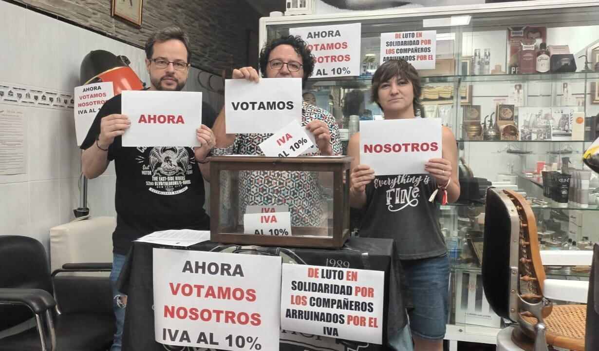 El sector de la imagen personal ha protestado en Castellón a través de la pegada de estos carteles