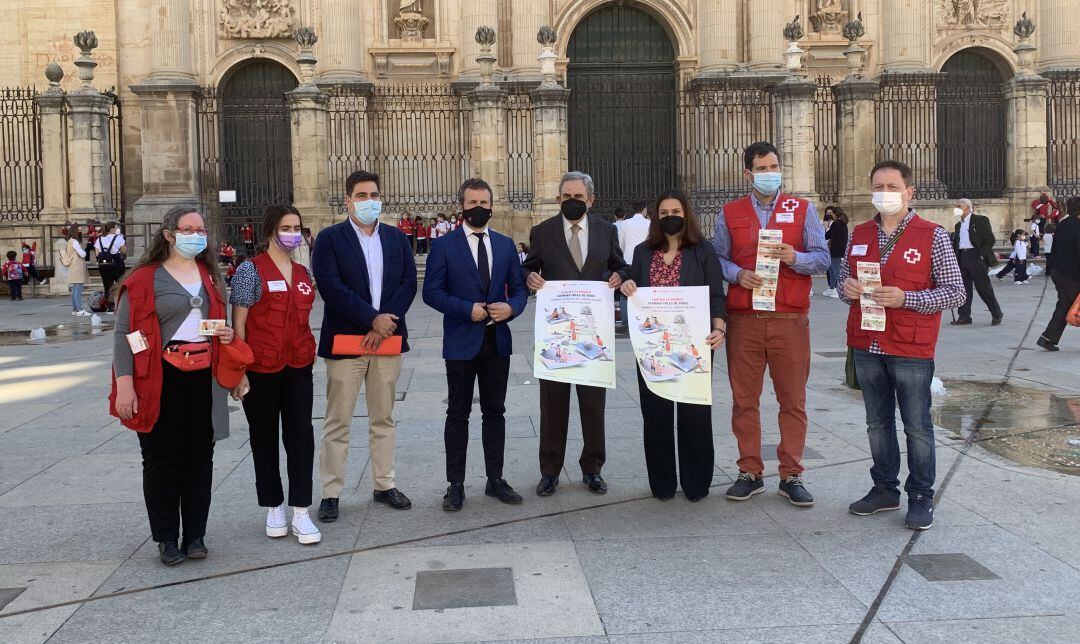 El alcalde de Jaén, Julio Millán, y el presidente de Cruz Roja Jaén, Pepe Boyano (ambos en el centro), junto a responsables de la ong y vendedores de los boletos.