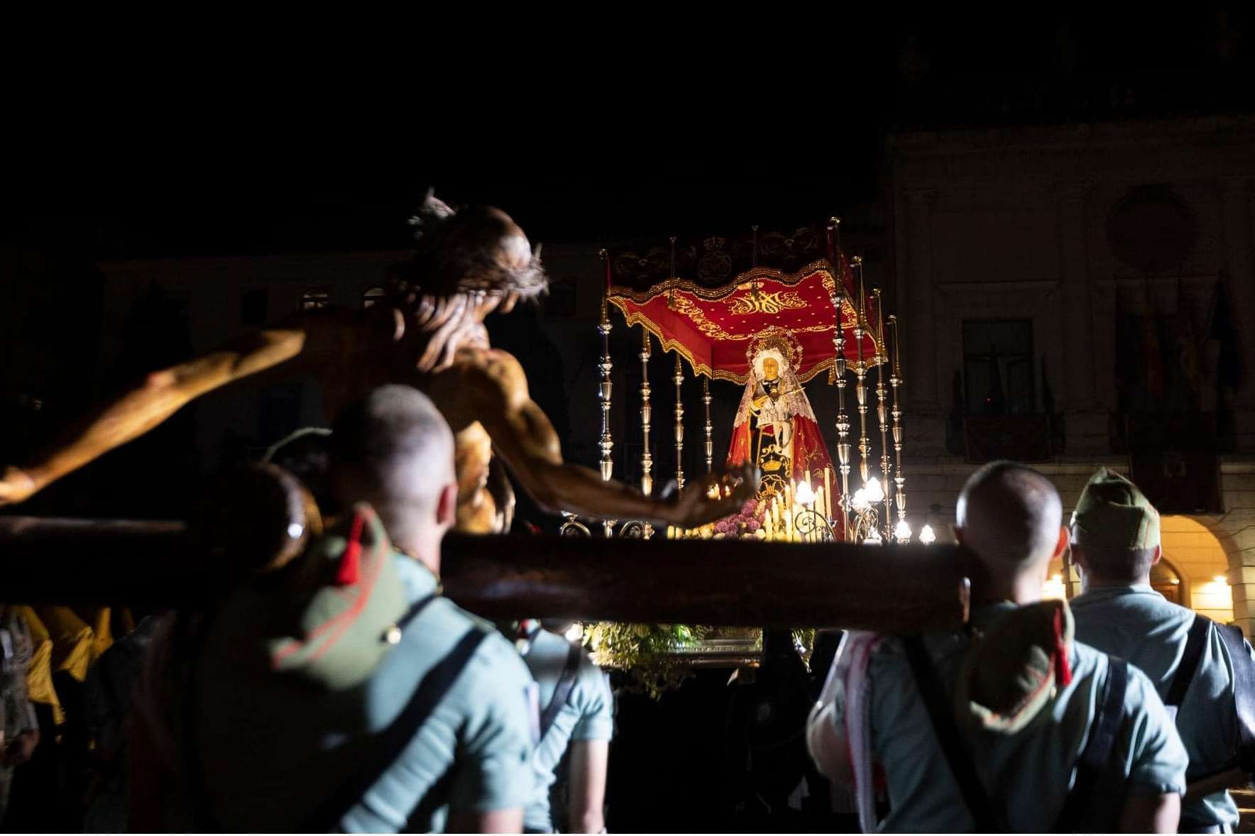 Acto de Las últimas miradas entre la Virgen Dolorosa y el Cristo Yacente.