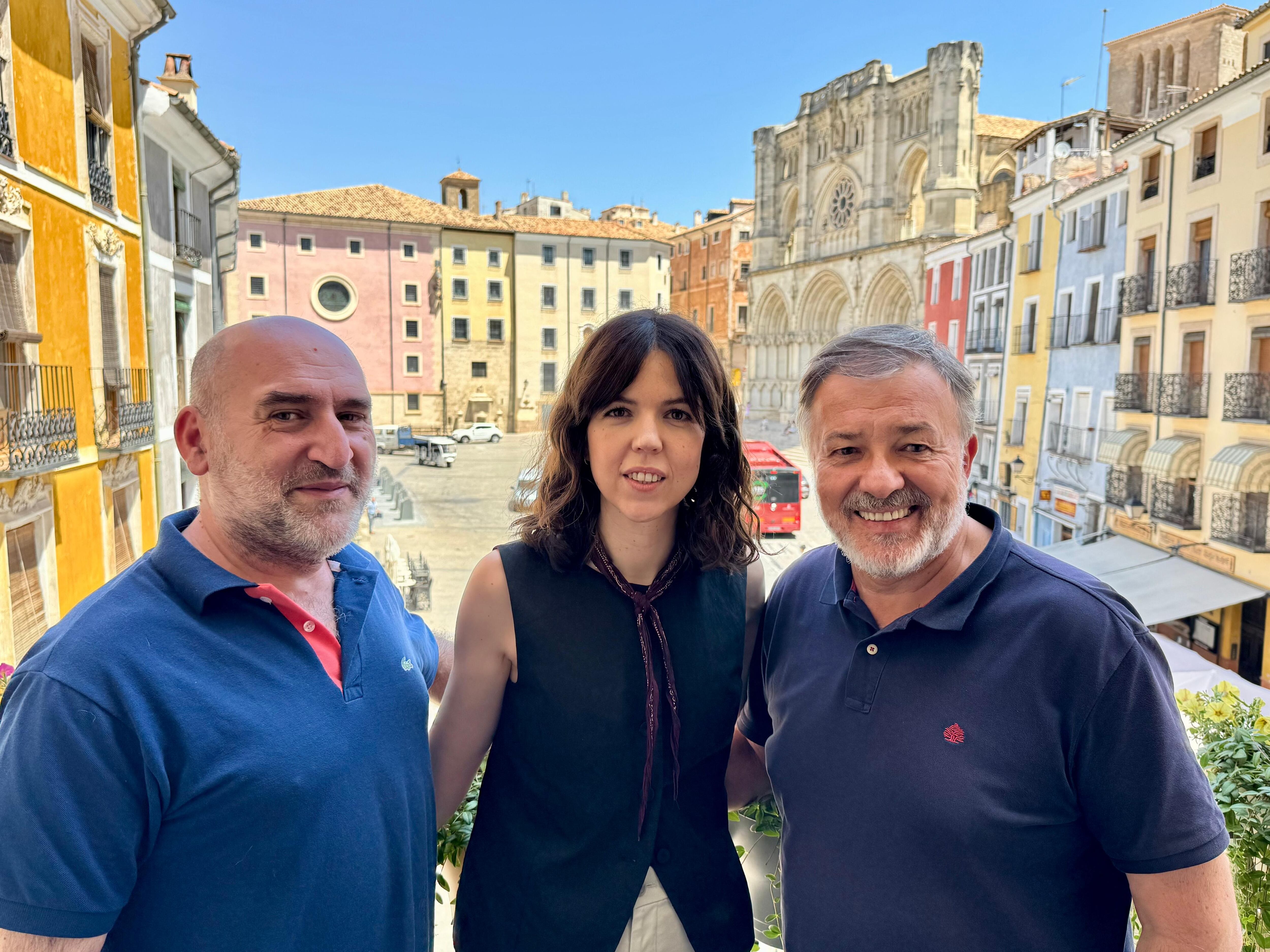 Cristina Martínez, EME Acuarelas, entre el concejal de Festejos, Alberto Castellano, y el alcalde de Cuenca Darío Dolz.