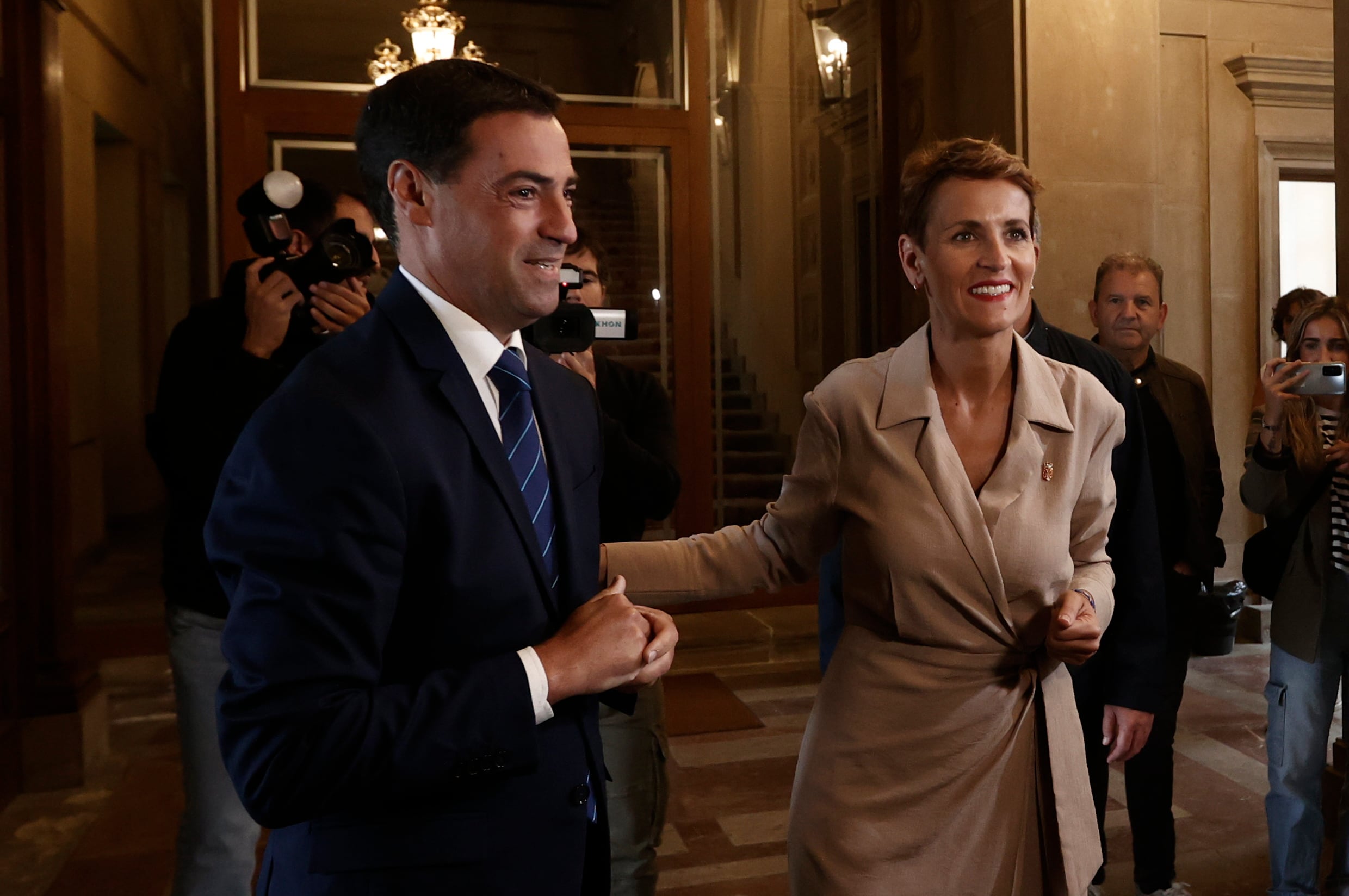 PAMPLONA, 04/09/2024.- La presidenta de Navarra, María Chivite y el lehendakari, Imanol Pradales. EFE/ Jesús Diges