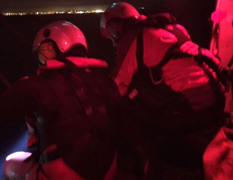 Efectivos del 112 rastrean en Galizano desde el helióptero en la noche del jueves.