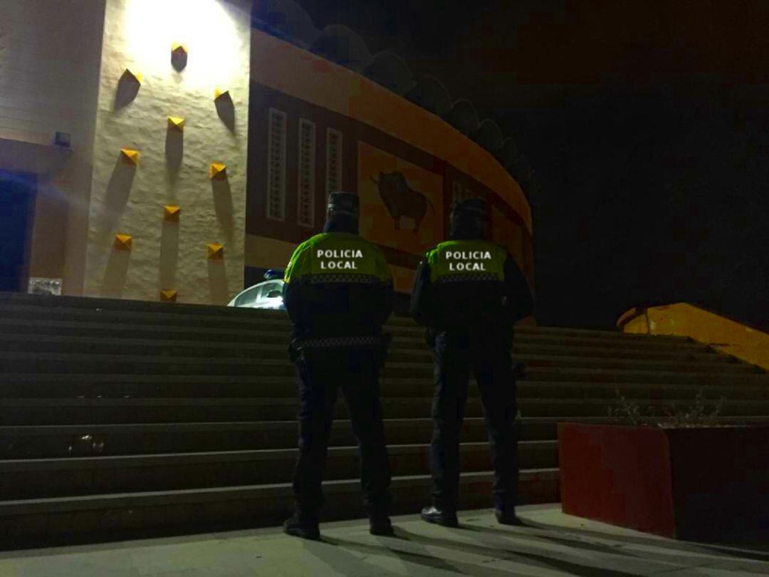 Agentes de Policía Local en la plaza de Toros.