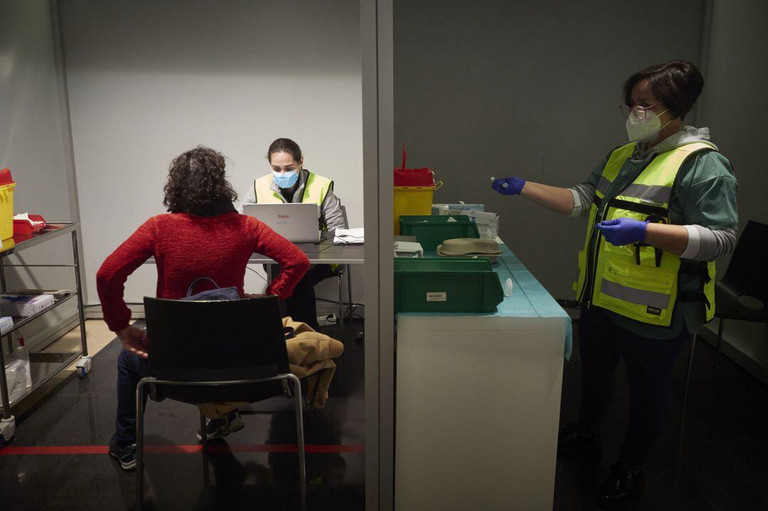 Imagen de archivo de un dispositivo en el centro de Refena para administrar la vacuna contra la COVID-19 a profesionales sociosanitarios, en Pamplona, Navarra