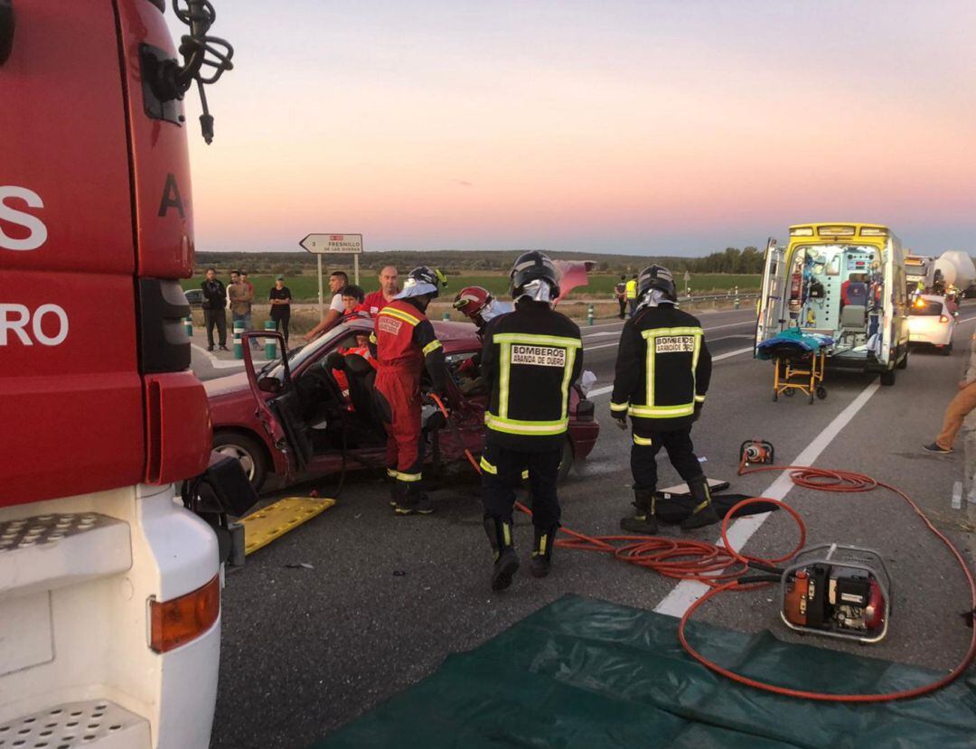 Los bomberos de Aranda han tenido que intervenir para excarcelar a una de las pasajeras de uno de los vehículos siniestrados, para poder trasladarla inmediatamente al Hospital de los Santos Reyes