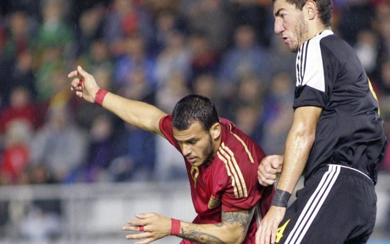 GRA434. EL FERROL (A CORUÑA). 12/11/2014.- El delantero de la selección española sub-21 Sandro Ramírez (i) lucha el balón con Heylen Michael, de la selección belga sub-21, durante el partido amistoso que los dos combinados juegan esta noche en El Ferrol.