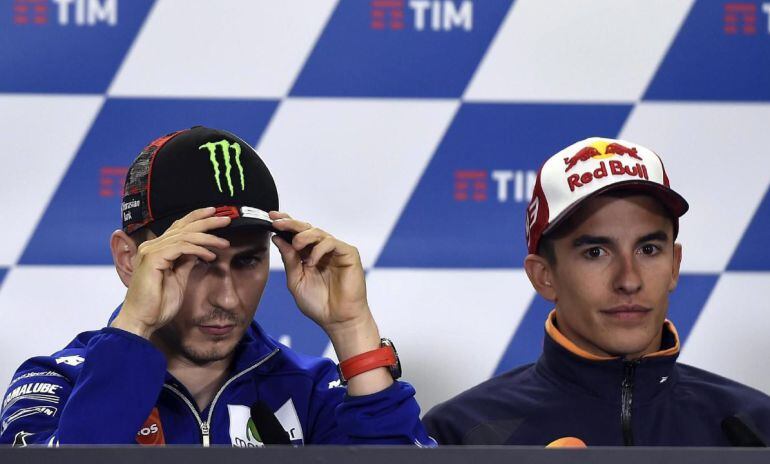 El piloto español Jorge Lorenzo y el español Marc Márquez, de Repsol Honda, durante una rueda de prensa celebrada en el circuito de Mugello