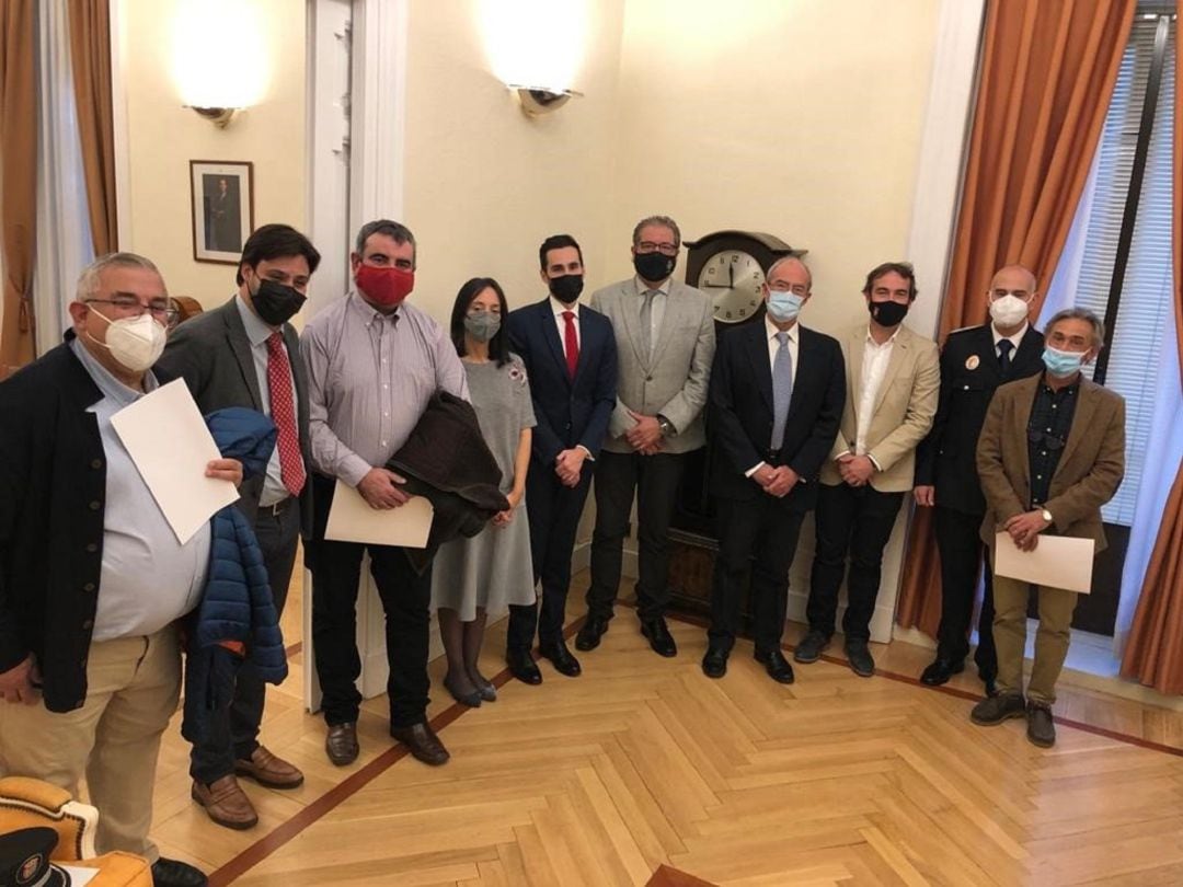 Los alclades de Bustarviejo, Cabanillas, La Cabrera, Navalafuente, Torrelaguna y Venturada junto con la Delegada del Gobierno en la Comunidad de Madrid.