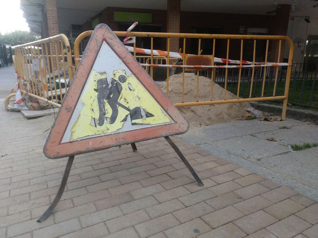 Señal de obras en el Jardín de El Recreo