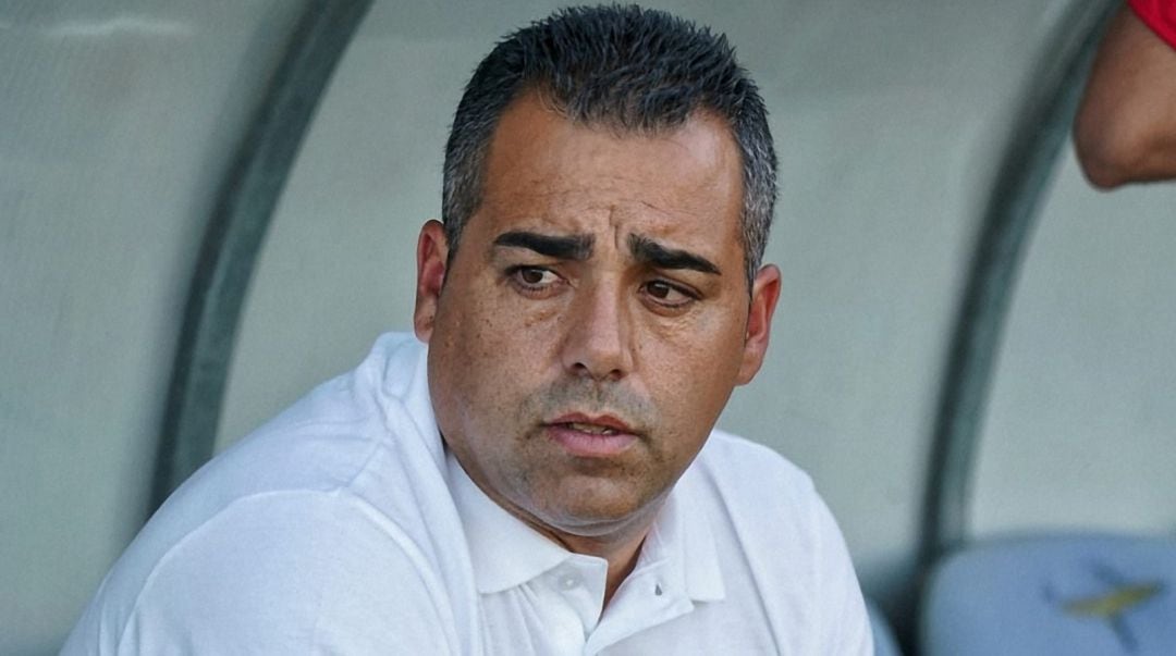 Germán Crespo, entrenador del Real Jaén, en el banquillo de La Victoria.