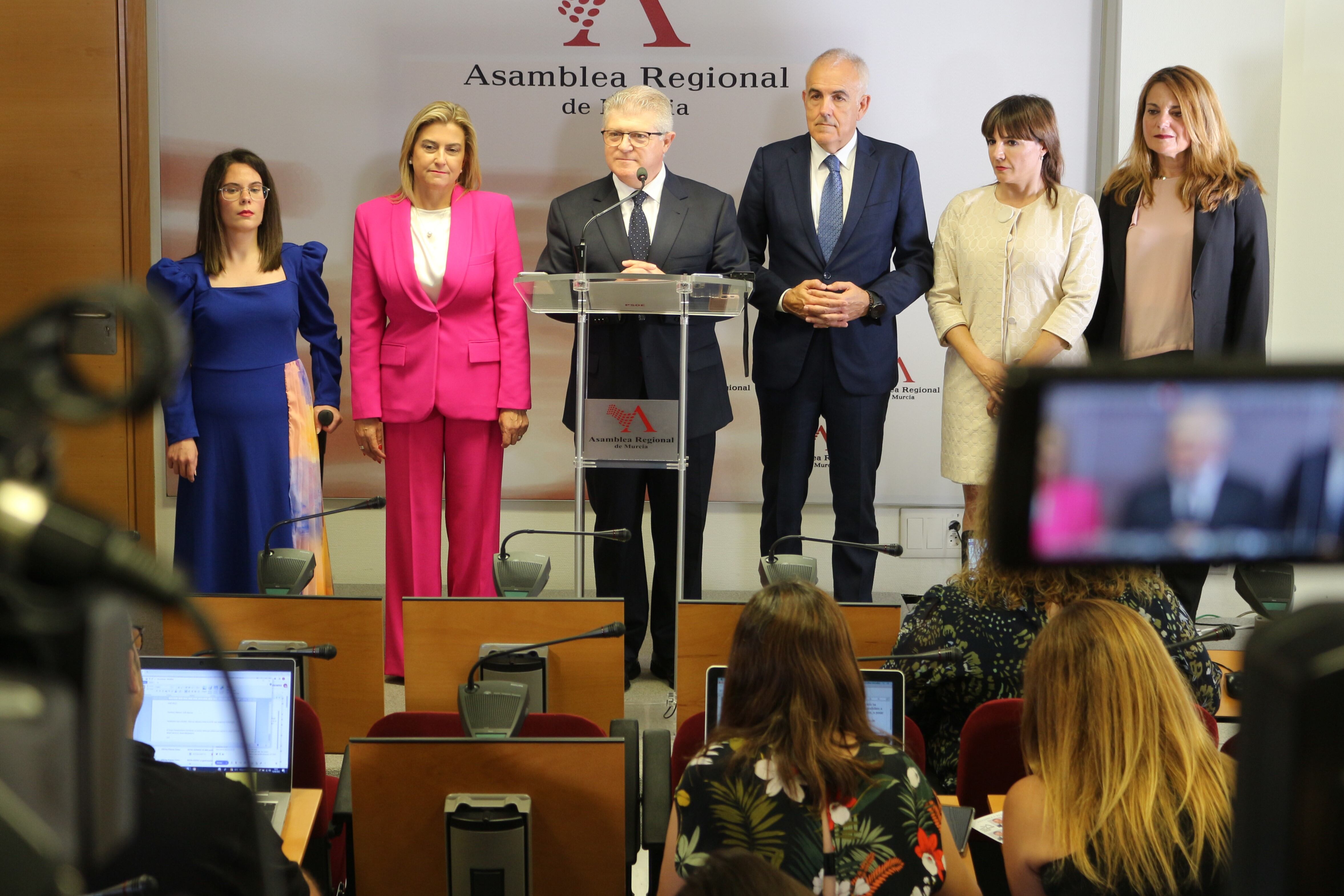 Diputados del PSOE en la Asamblea Regional, encabezados por José Vélez