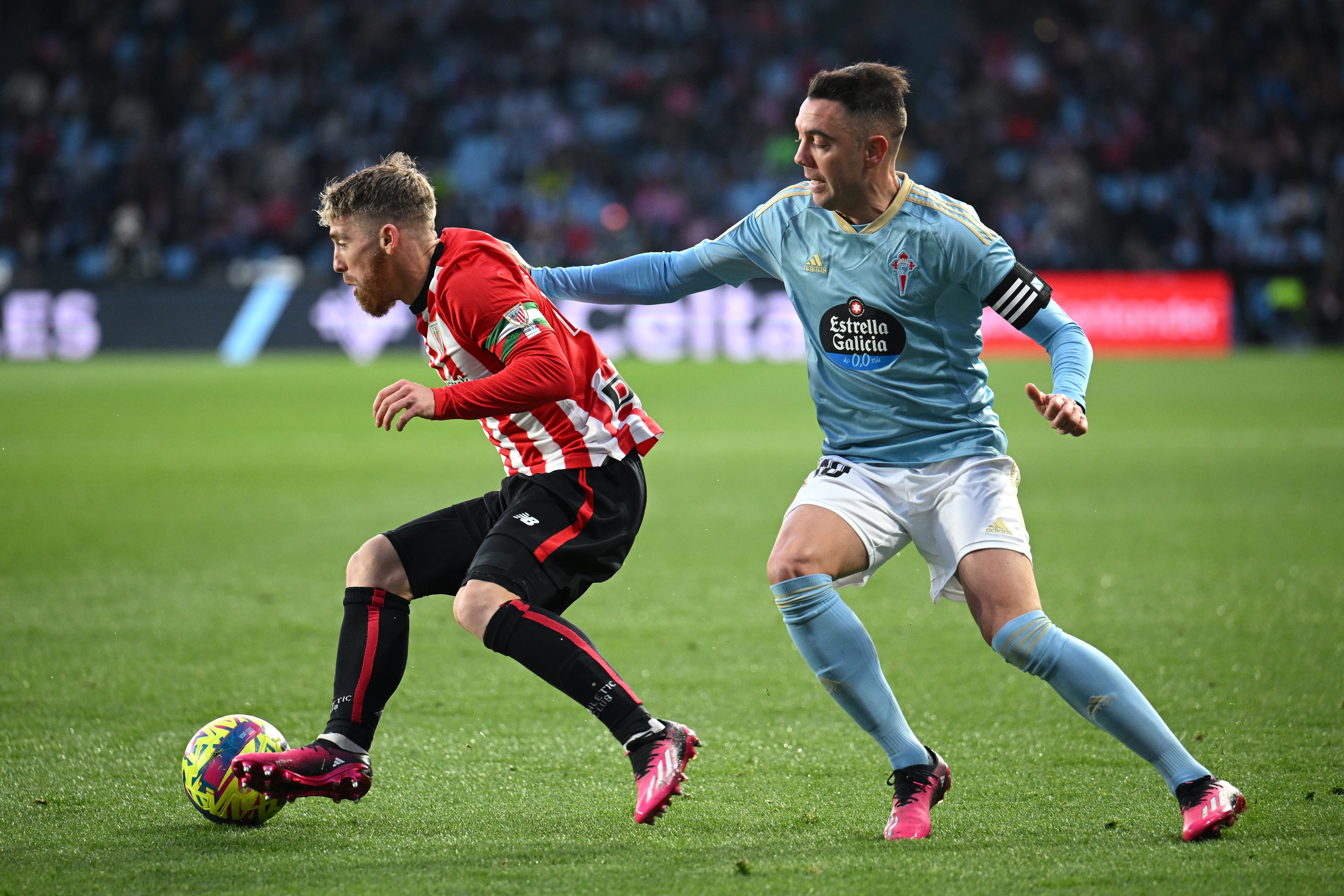 Iker Muniain pugna con Iago Aspas por el balón