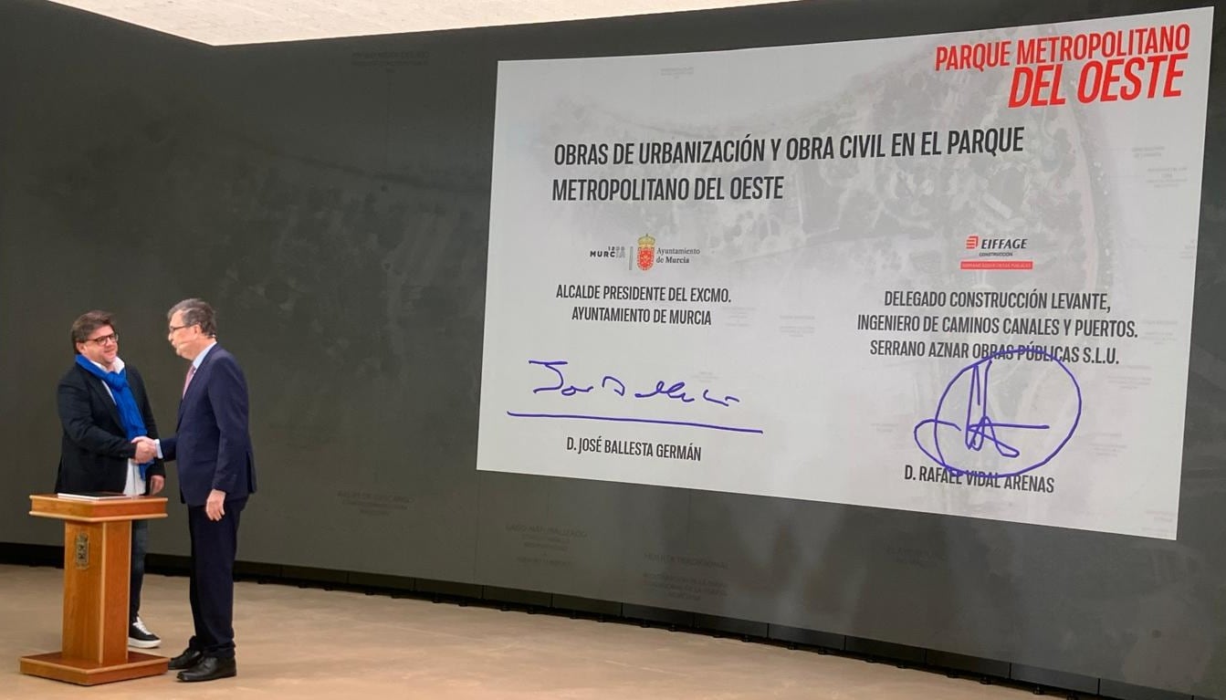 El alcalde de Murcia y el delegado de la constructora firman el contrato para las obras del Parque Metropolitano Oeste