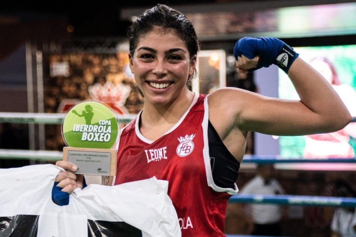 Nayara Arroyo posa con el trofeo de la Copa Iberdrola