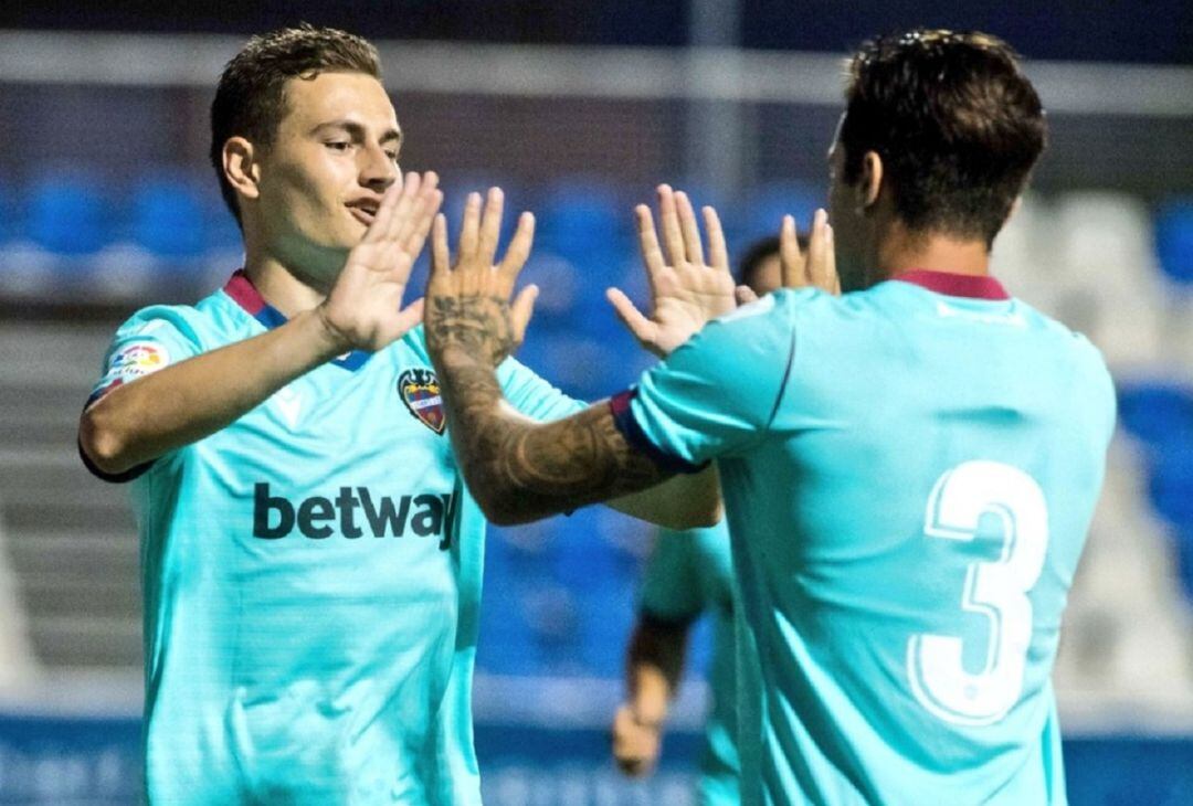 De Frutos celebra su primer gol con el Levante