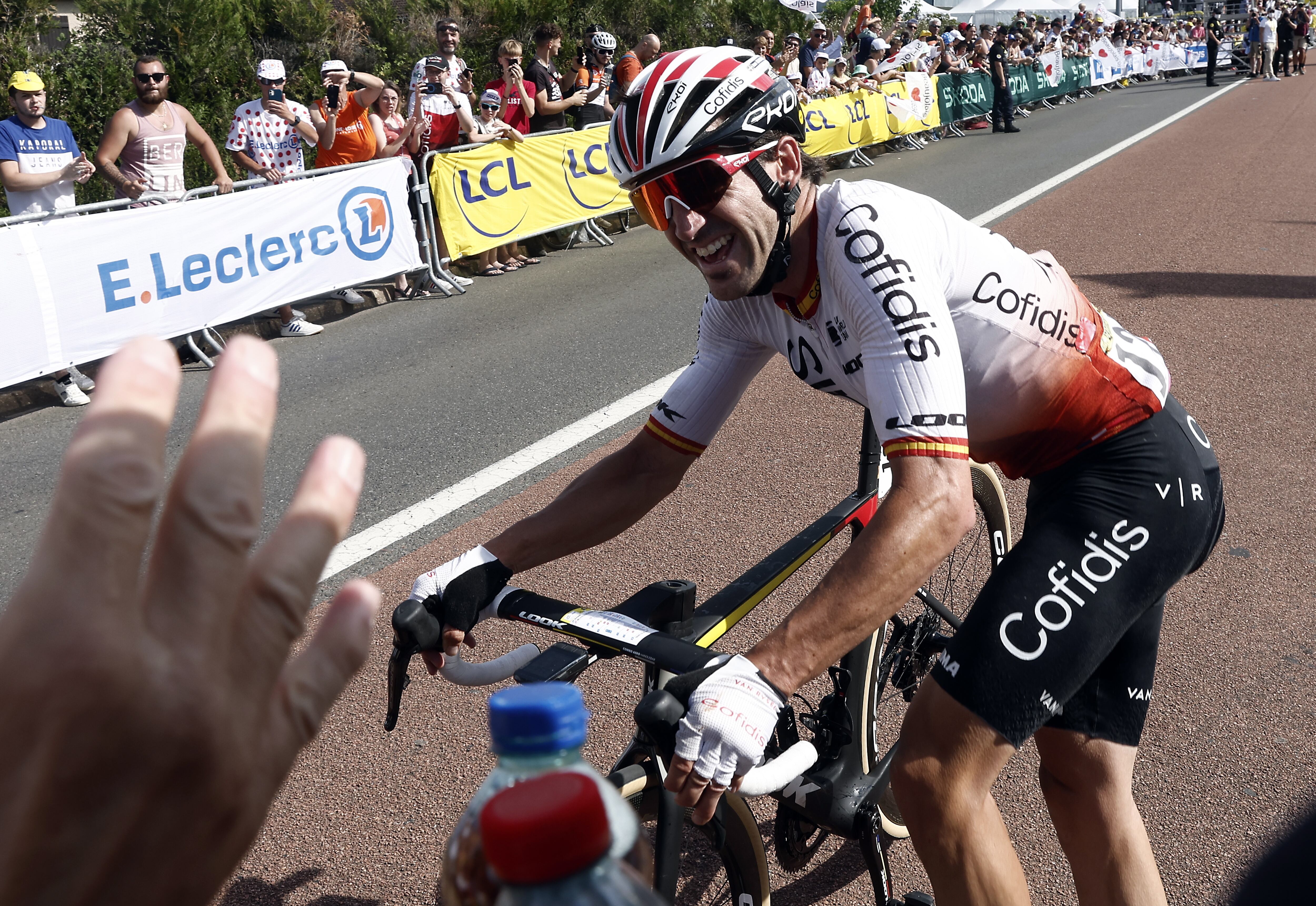 Belleville-en-beaujolais (France), 13/07/2023.- Spanish rider Ion Izagirre of team Cofidis reacts after winning the 12th stage of the Tour de France 2023, a 168.8km race from Roanne to Belleville-en-Beaujolais, France, 13 July 2023. (Ciclismo, Francia) EFE/EPA/BENOIT TESSIER / POOL
