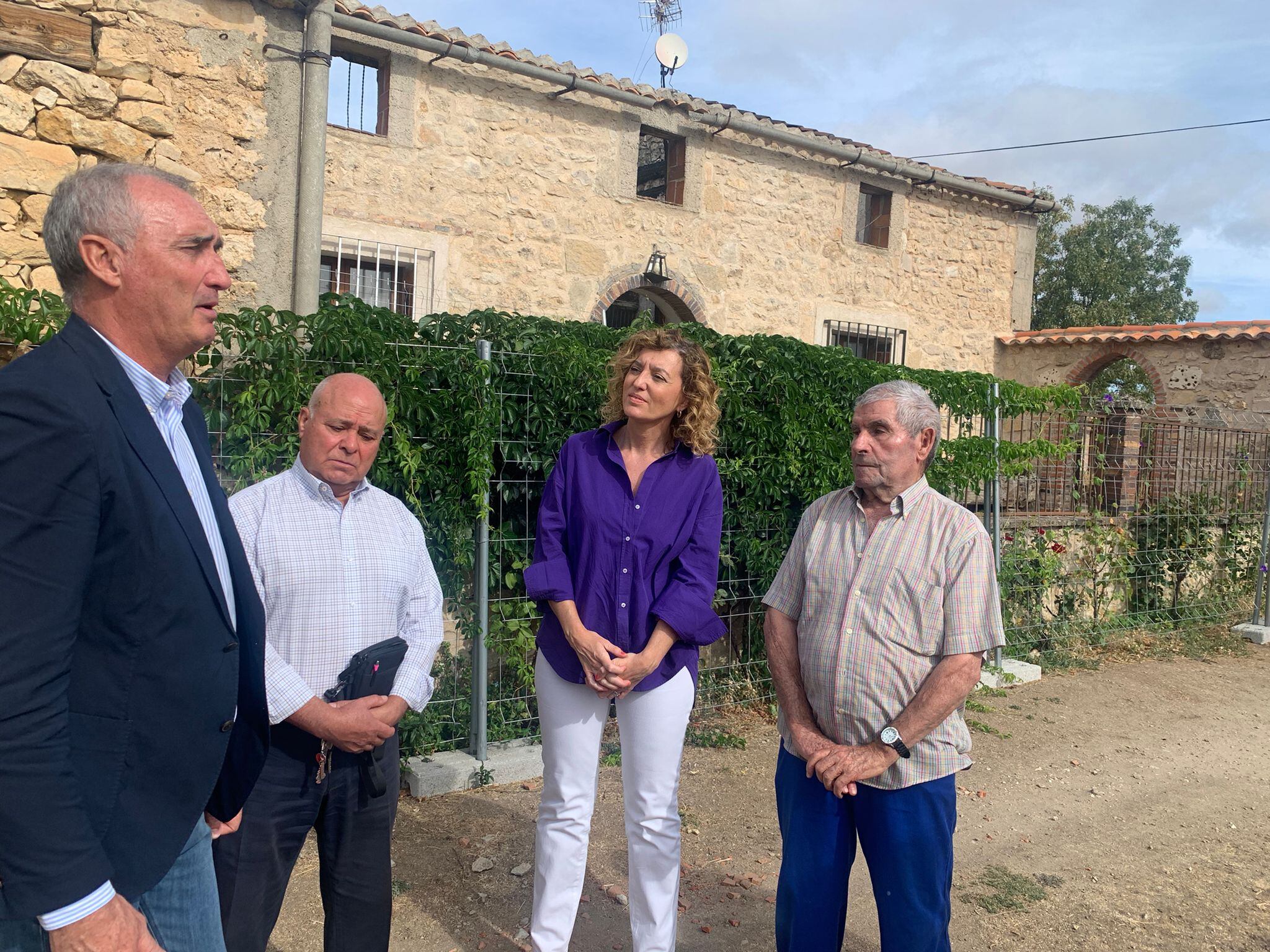 La directora general de Vivienda, Arquitectura, Ordenación del Territorio y Urbanismo de la Junta, María Pardo, junto al delegado territorial de la Junta en Segovia, José Mazarías, han visitado esta mañana en Torre Val de San Pedro la vivienda que resultó calcinada por el incendio originado en Navafría el pasado mes de julio