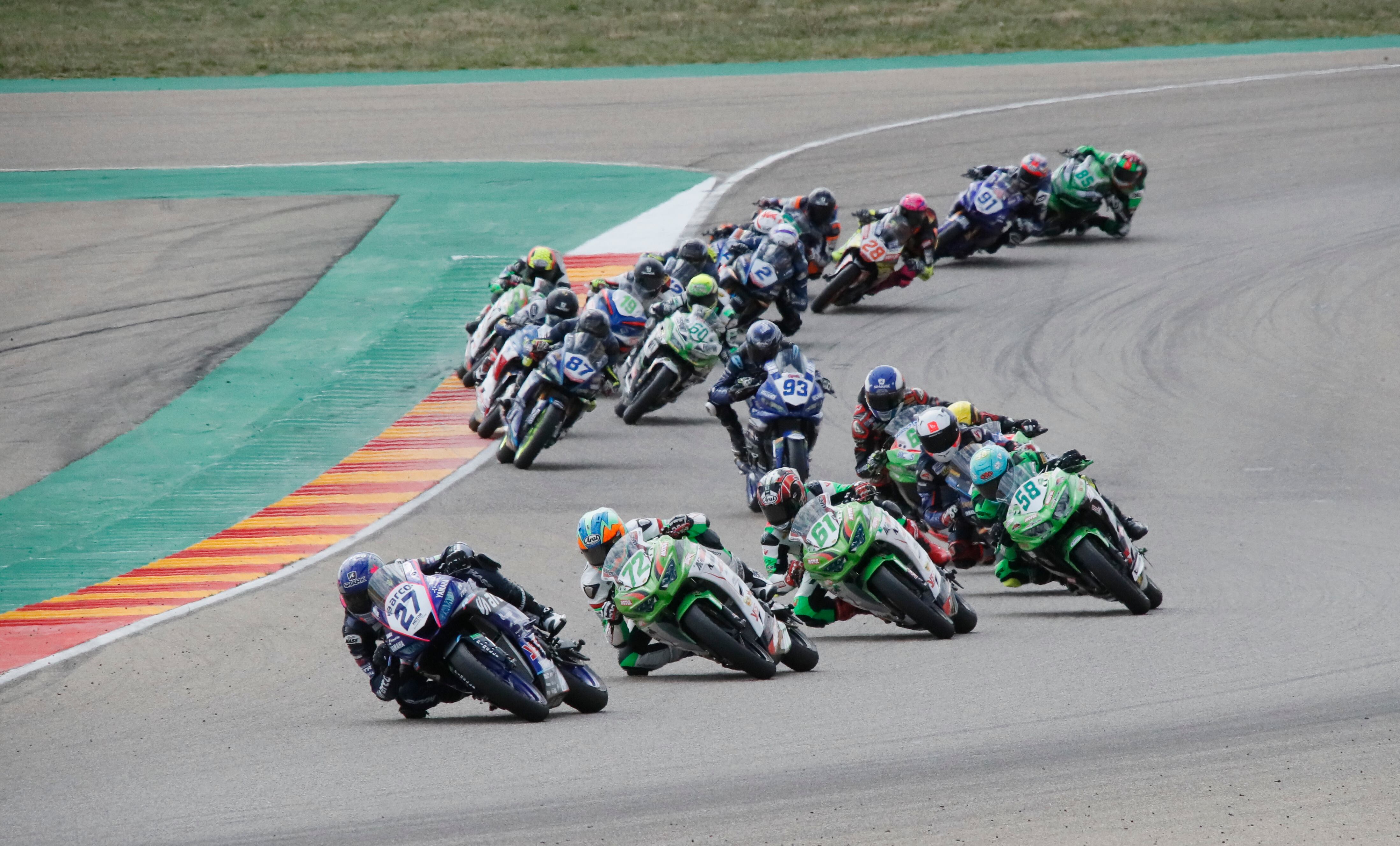 ALCAÑIZ (TERUEL), 10/04/2022.- El piloto Álvaro Díaz (Yamaha YZF-R3) (i) durante la carrera de Superbikes SuperSport300 del Mundial de Superbikes 2022 que se celebra este domingo en el circuito turolense de Motorland Alcañiz. EFE/Javier Cebollada
