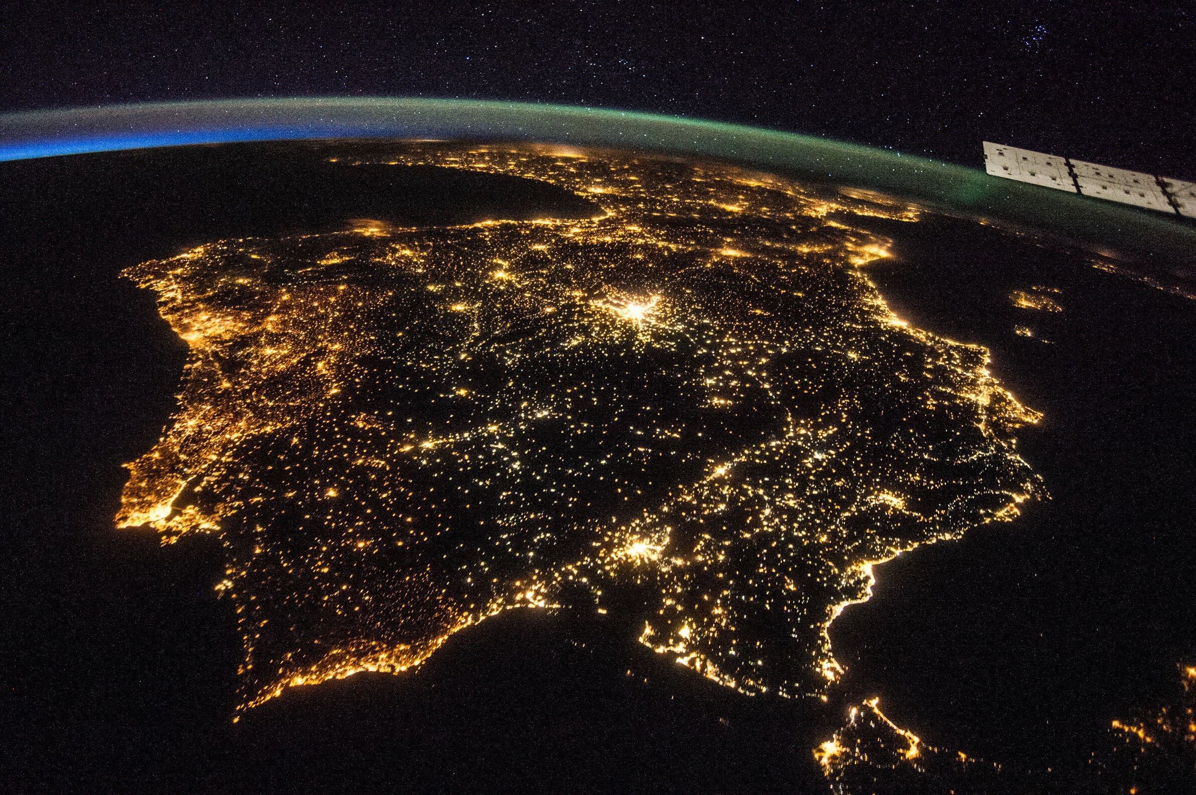 La Península Ibérica de noche, mostrando España y Portugal. Madrid es el punto brillante justo encima del centro. Foto de archivo. Nasa.