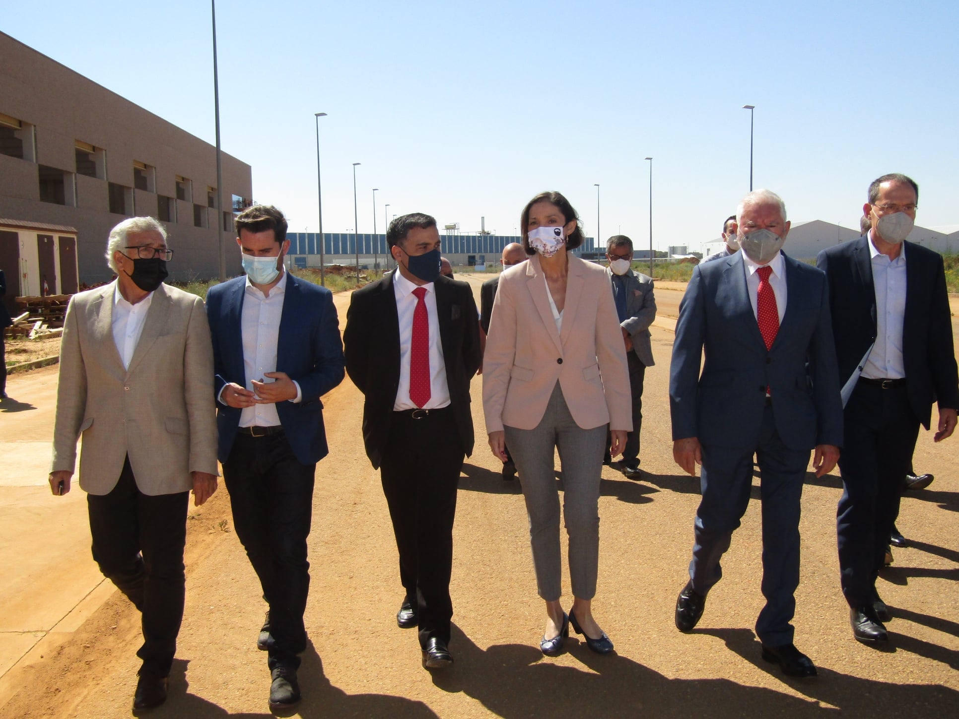 La Ministra de Industria, Reyes Maroto, en su visita a la planta en construcción de Latem Aluminium en Villabrázaro, en Junio de 2021.