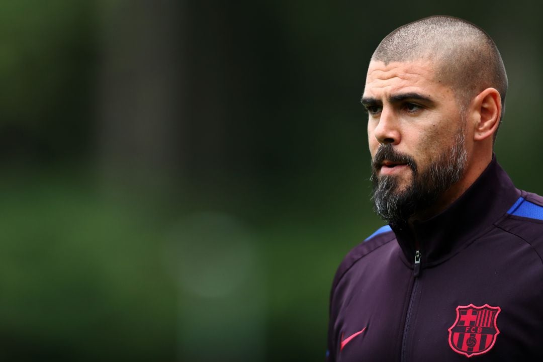 Víctor Valdés dirigiendo un partido en el Juvenil A