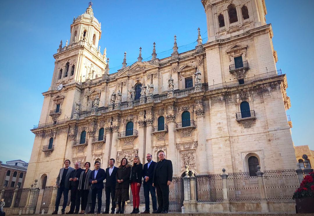 Representantes de la reunión de este miércoles posan ante la Catedral de Jaén