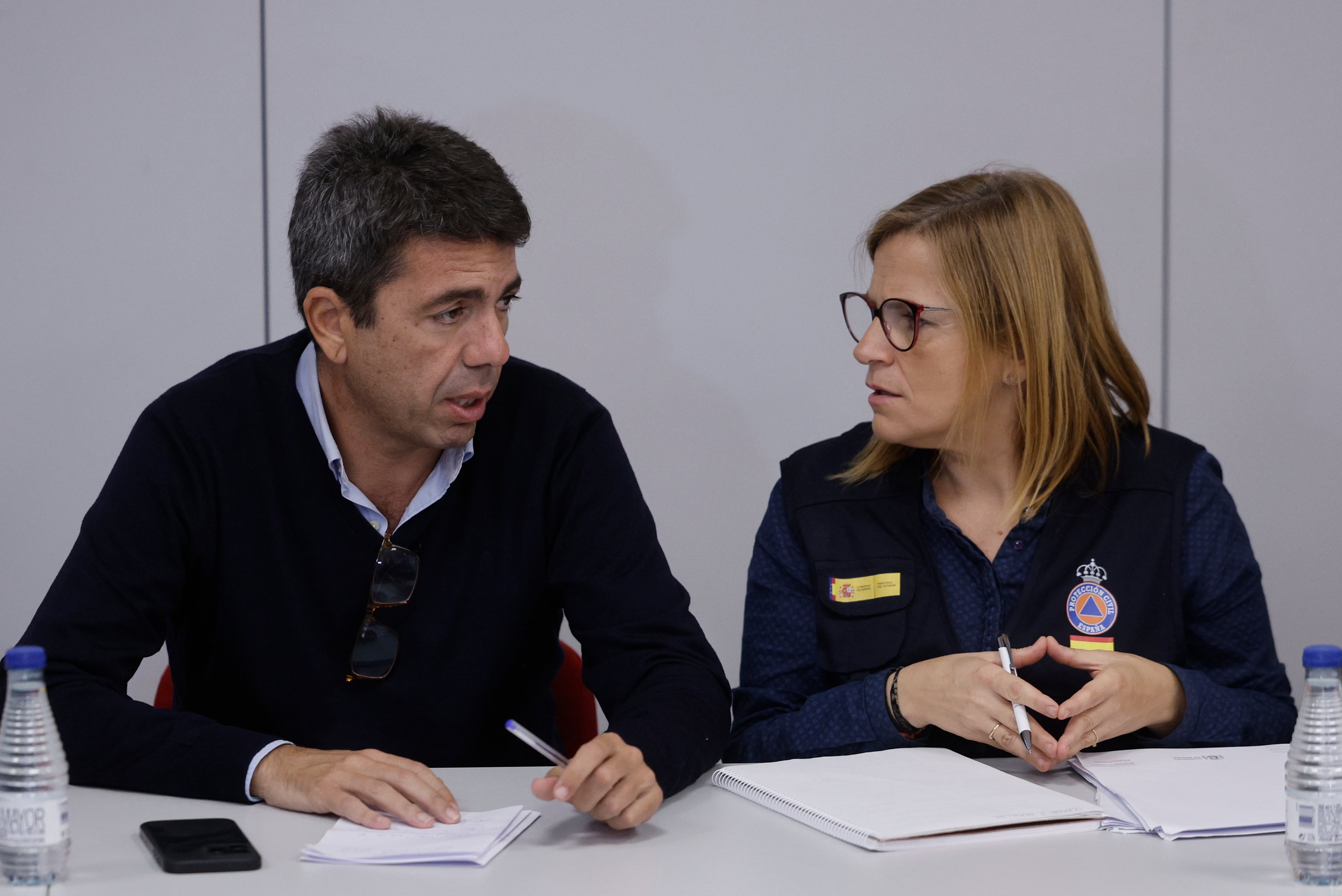 El presidente de la Generalitat valenciana Carlos Mazón, y la delegada del Gobierno en la Comunitat Valenciana Pilar Bernabé, durante la reunión del centro de Coordinación Emergencias