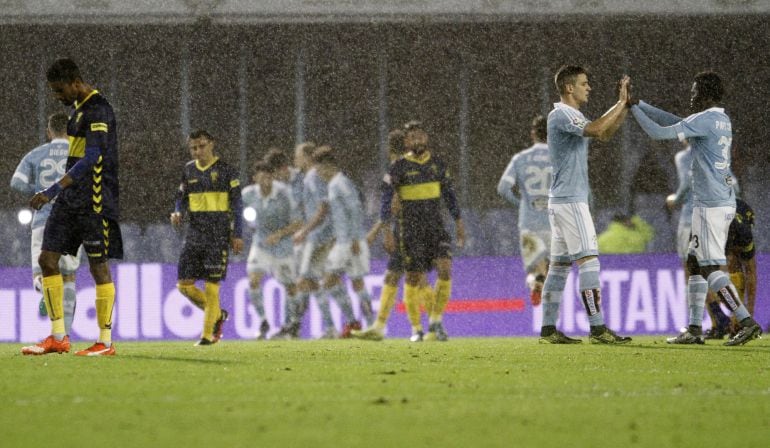 Los jugadores del Celta de Vigo celebran el gol marcado por su compañero, el sueco John Guidetti, ante el Cádiz