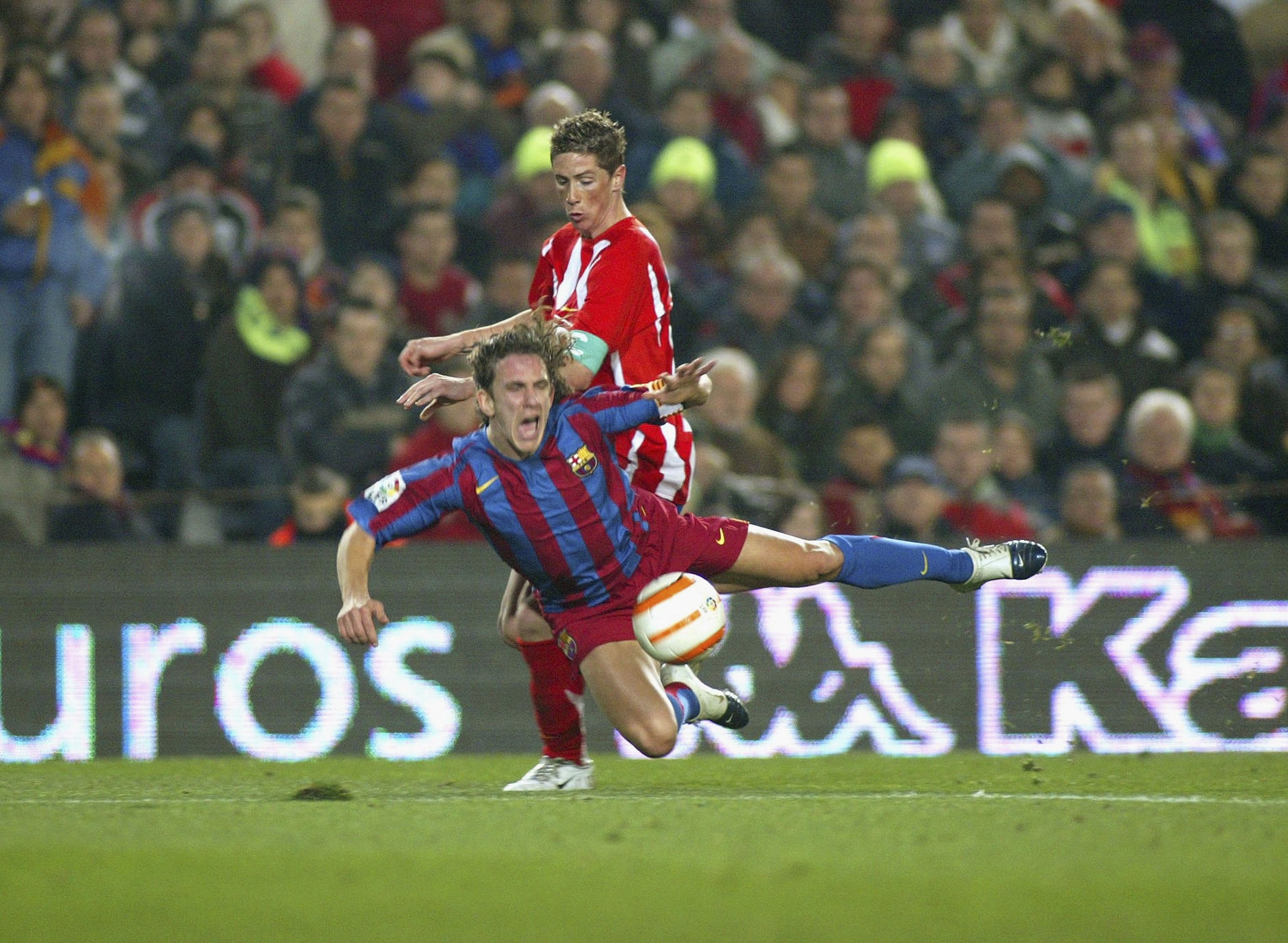 Carles Puyol disputa el balón con Fernando Torres en el partido de La Liga entre el FC Barcelona y el Atlético de Madrid en febrero de 2006