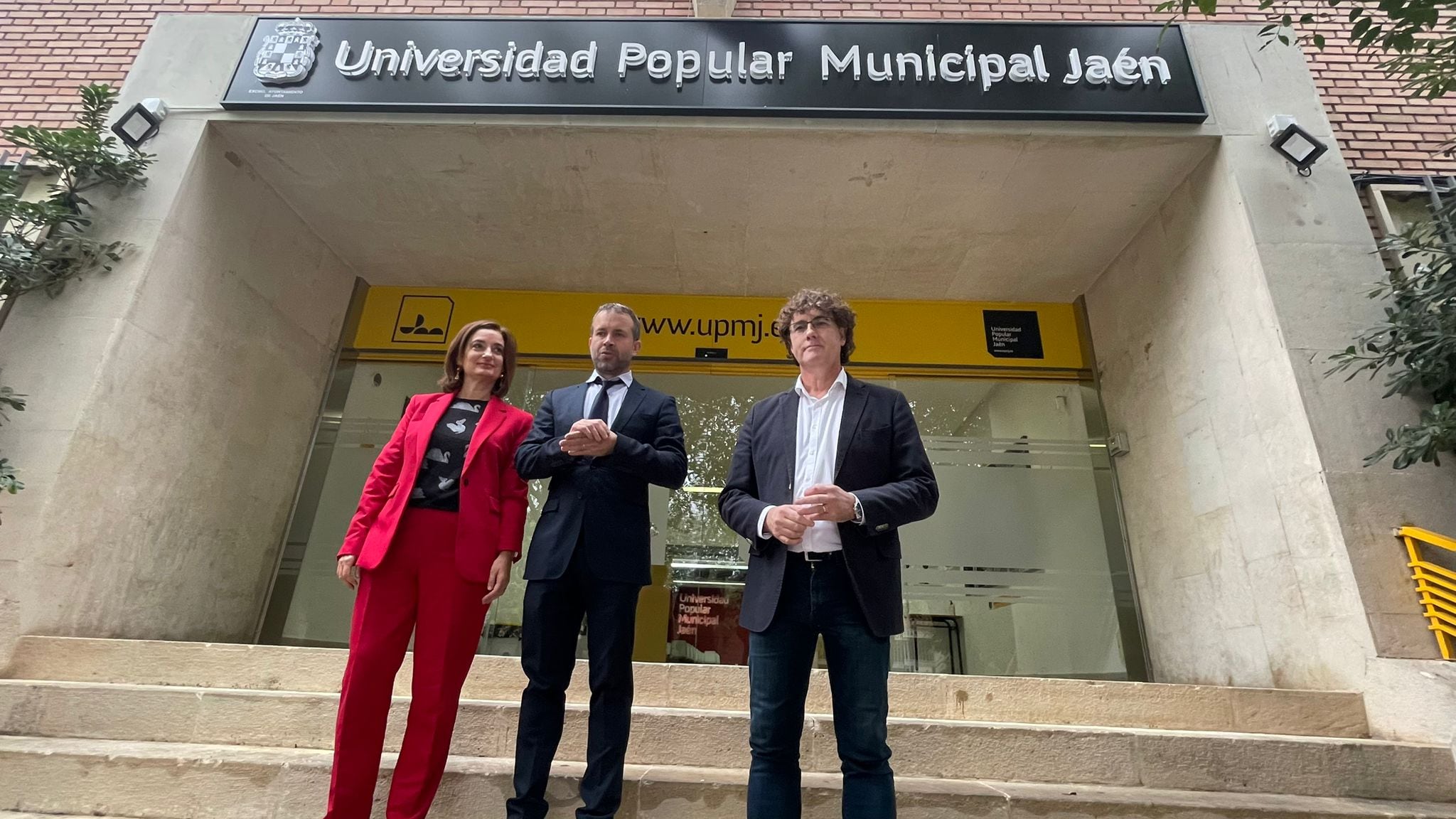 De izquierda a derecha, la concejala de la UPM, Eva Funes; el alcalde de Jaén, Julio Millán, y el director de la Universidad Popular Municipal, Juan Carlos Sánchez.