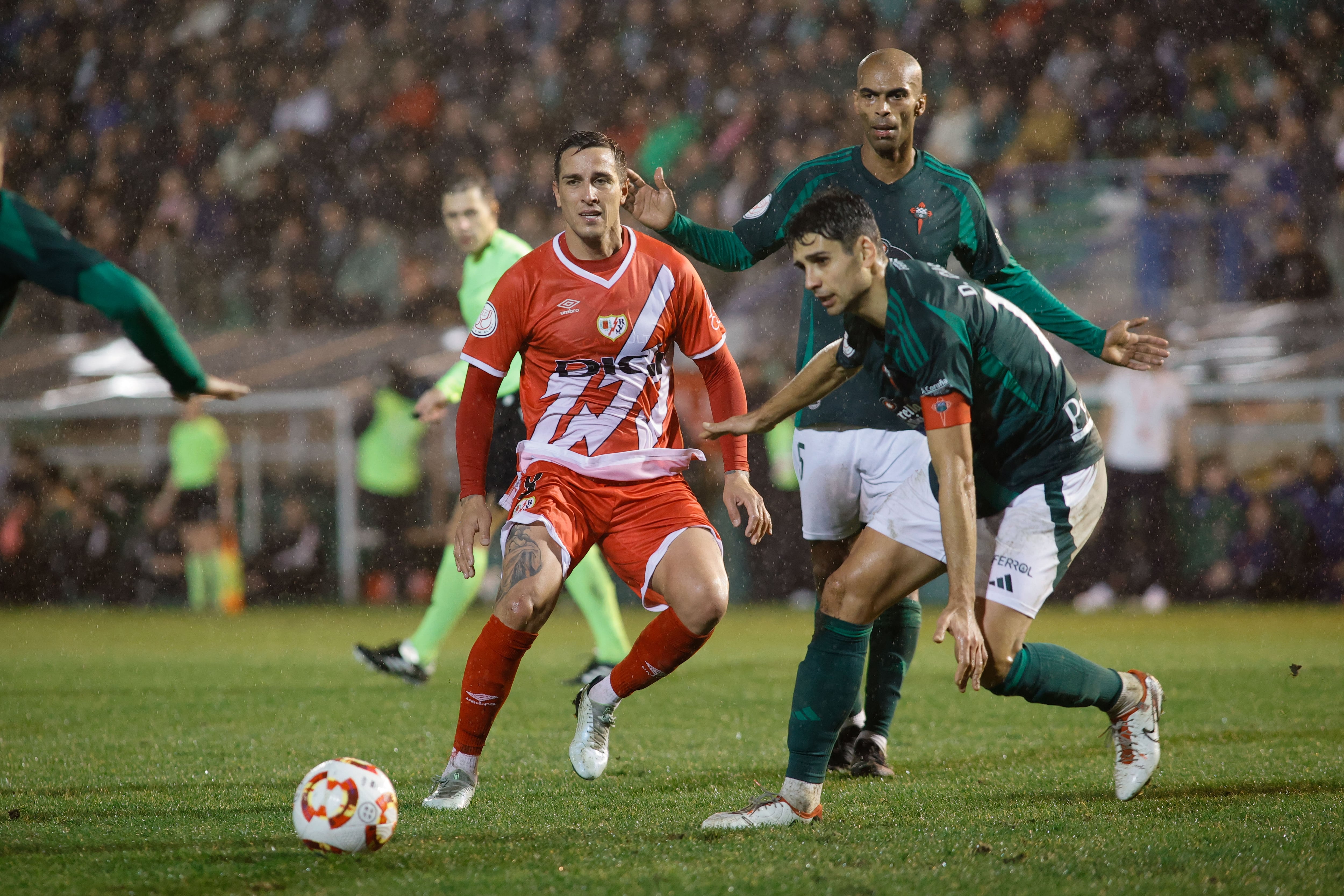 El centrocampista del Rayo Vallecano Óscar Trejo lucha con David Castro durante el encuentro de Copa del Rey en A Malata (foto: Kiko Delgado / EFE)