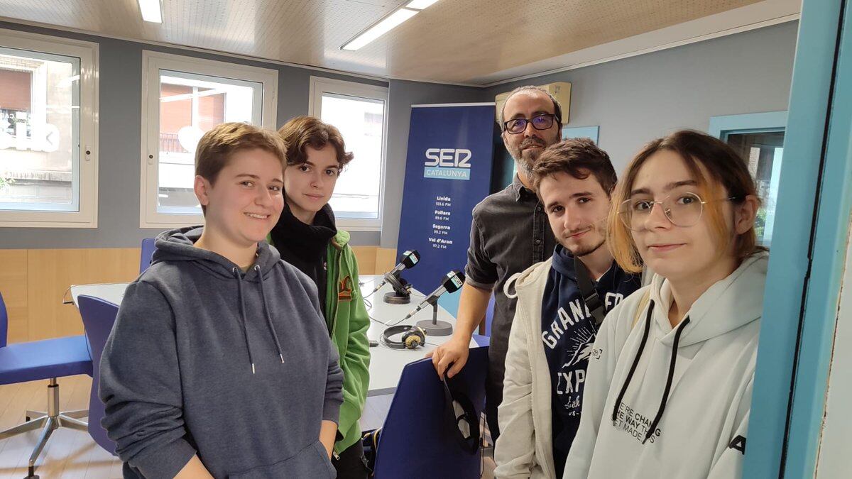 Carles Porta, il·lustrador, amb alumnes d'animació de l'EAM Leandre Cristòfol.