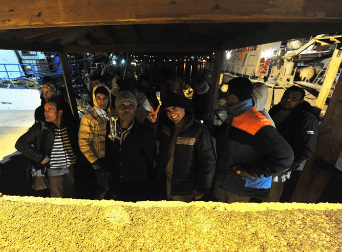 Inmigrantes tunecinos llegan en un bote a la isla de Lampedusa (Italia) el sábado 12 de febrero de 2011.