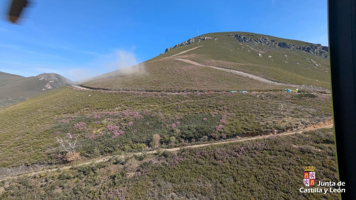 Rescatan en helicóptero a un motorista herido en el valle de Fornela