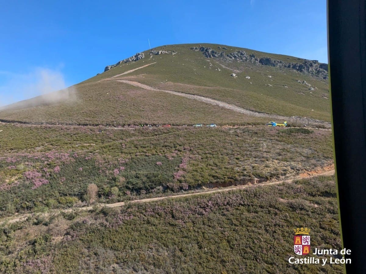 Rescatan en helicóptero a un motorista herido en el valle de Fornela