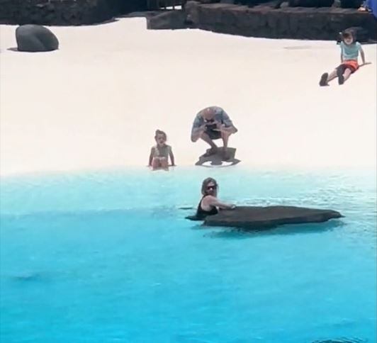 Imágenes de una turista dentro de la piscina de Jameos del Agua donde el baño está prohibido.