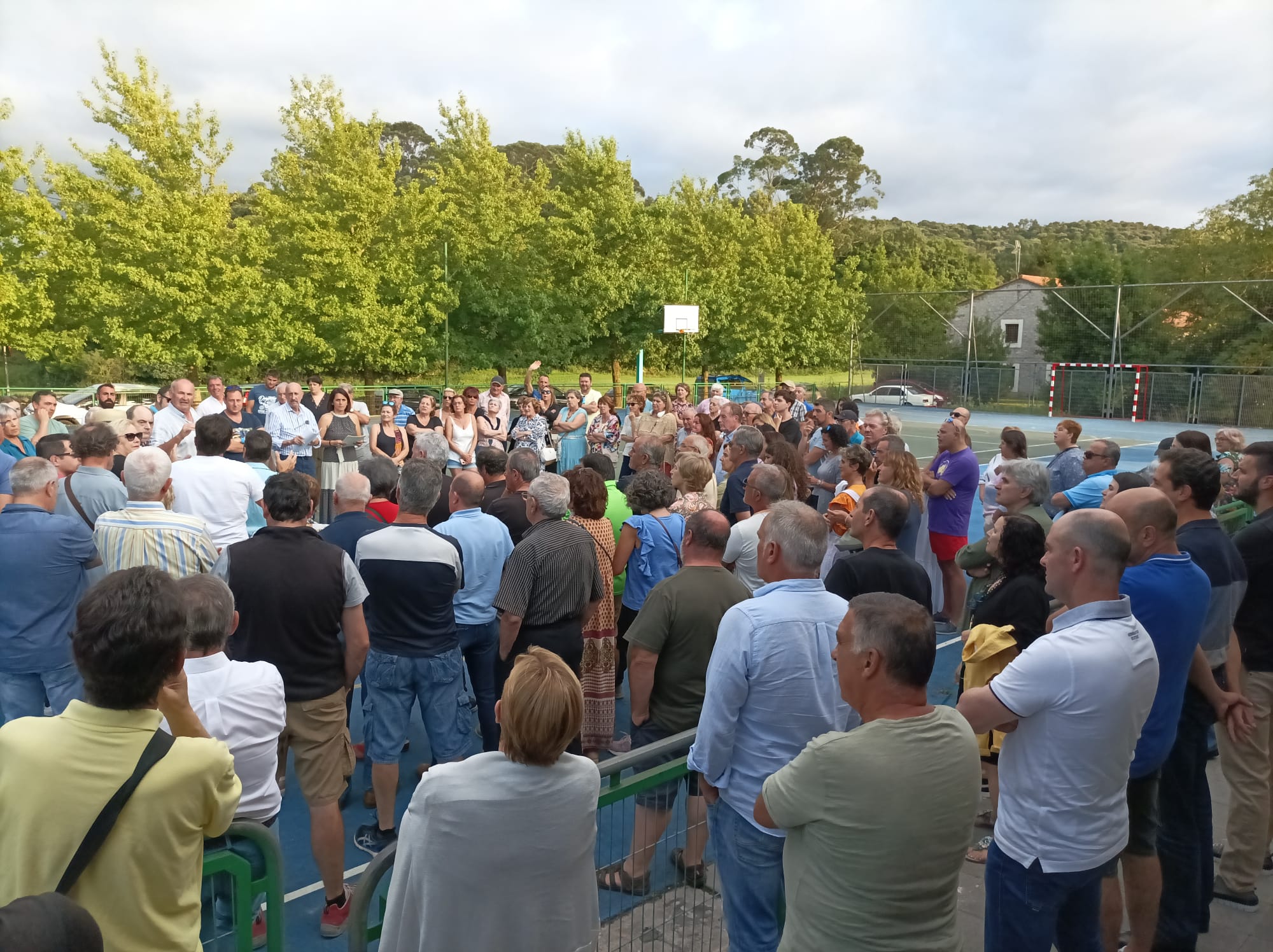 Reunión entre el Ayuntamiento de Bezana y los vecinos en las reuniones mantenidas en las Juntas Vecinales