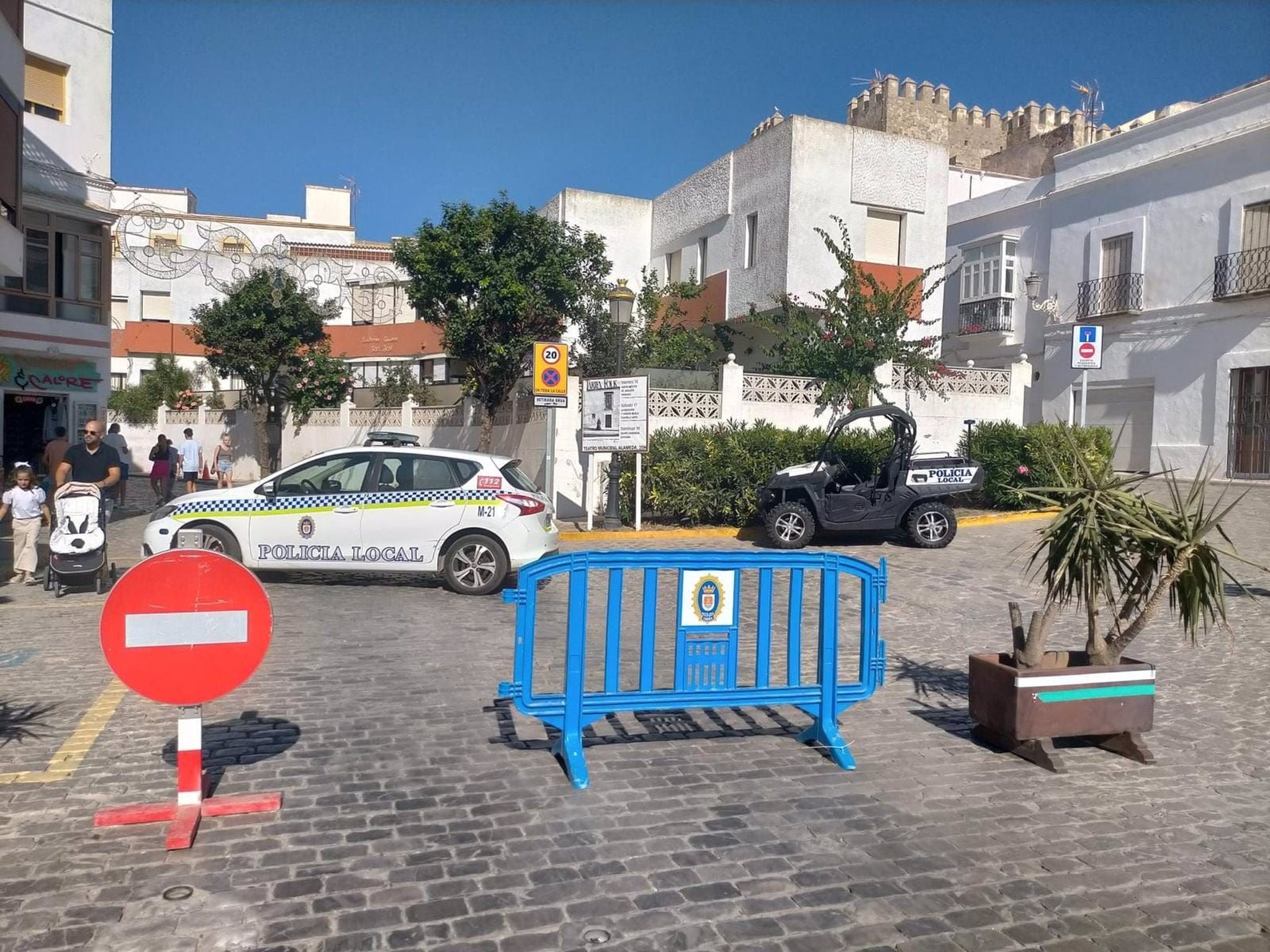 Imagen de una calle del centro de Tarifa cortada al tráfico por la Policía Local.